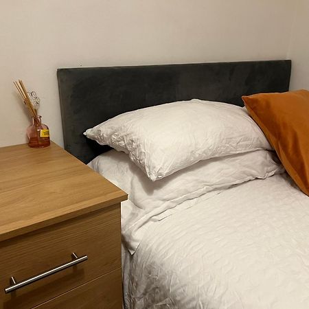 The Coral Guest House 1 Mile From Winchester Market Kültér fotó